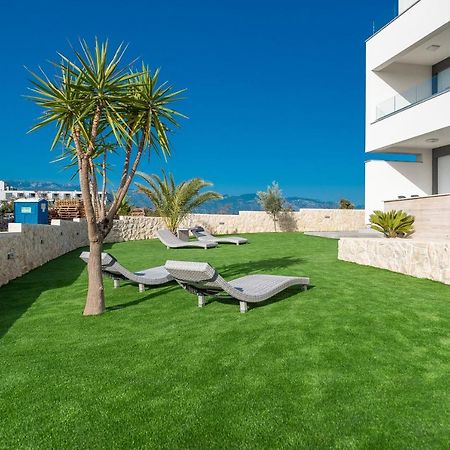 Apartments & Rooms Pool Villas Maris Новаля Екстериор снимка