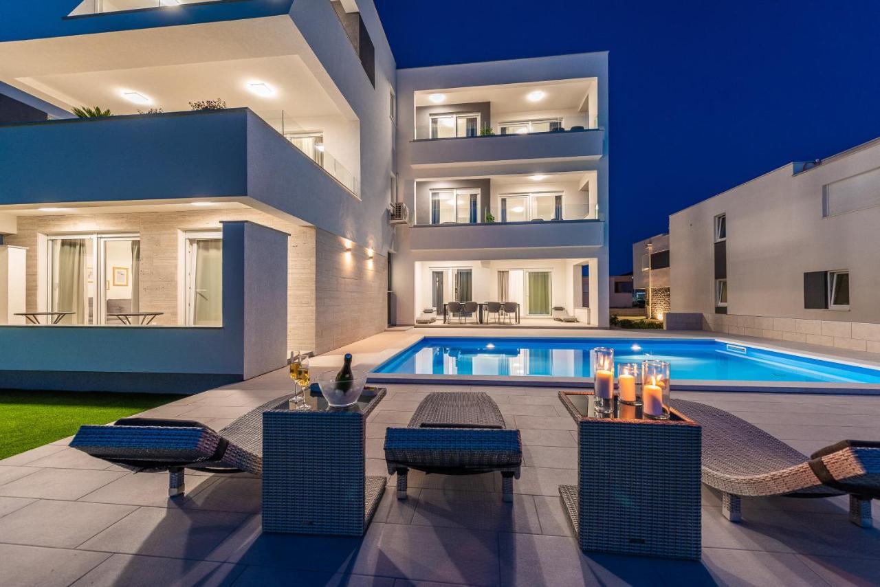Apartments & Rooms Pool Villas Maris Новаля Екстериор снимка