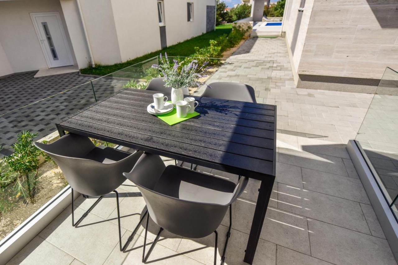 Apartments & Rooms Pool Villas Maris Новаля Екстериор снимка