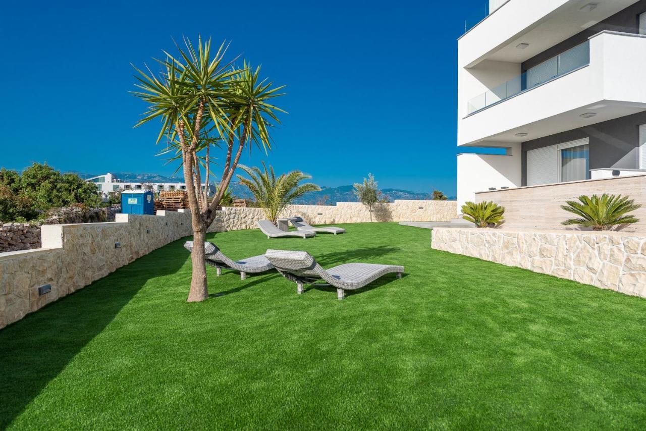 Apartments & Rooms Pool Villas Maris Новаля Екстериор снимка