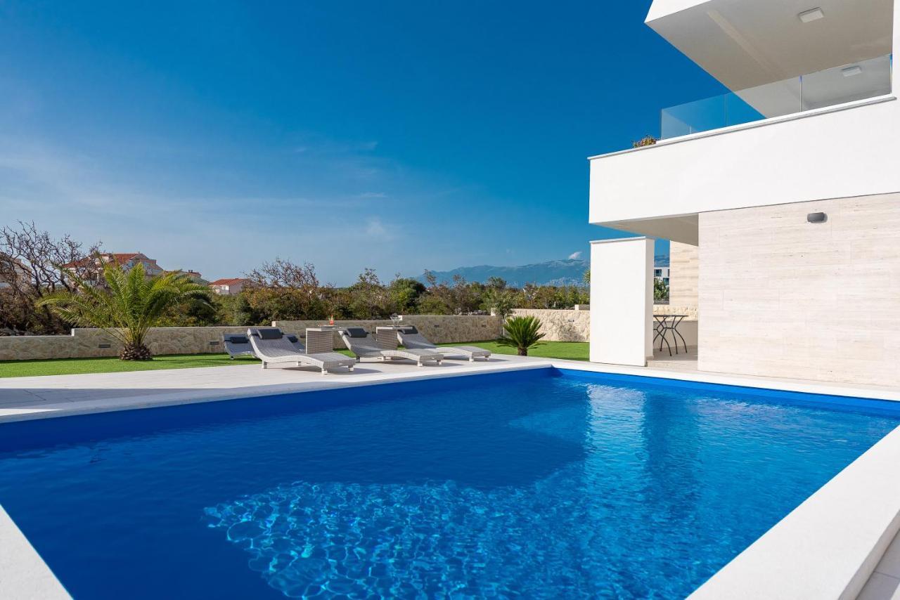 Apartments & Rooms Pool Villas Maris Новаля Екстериор снимка