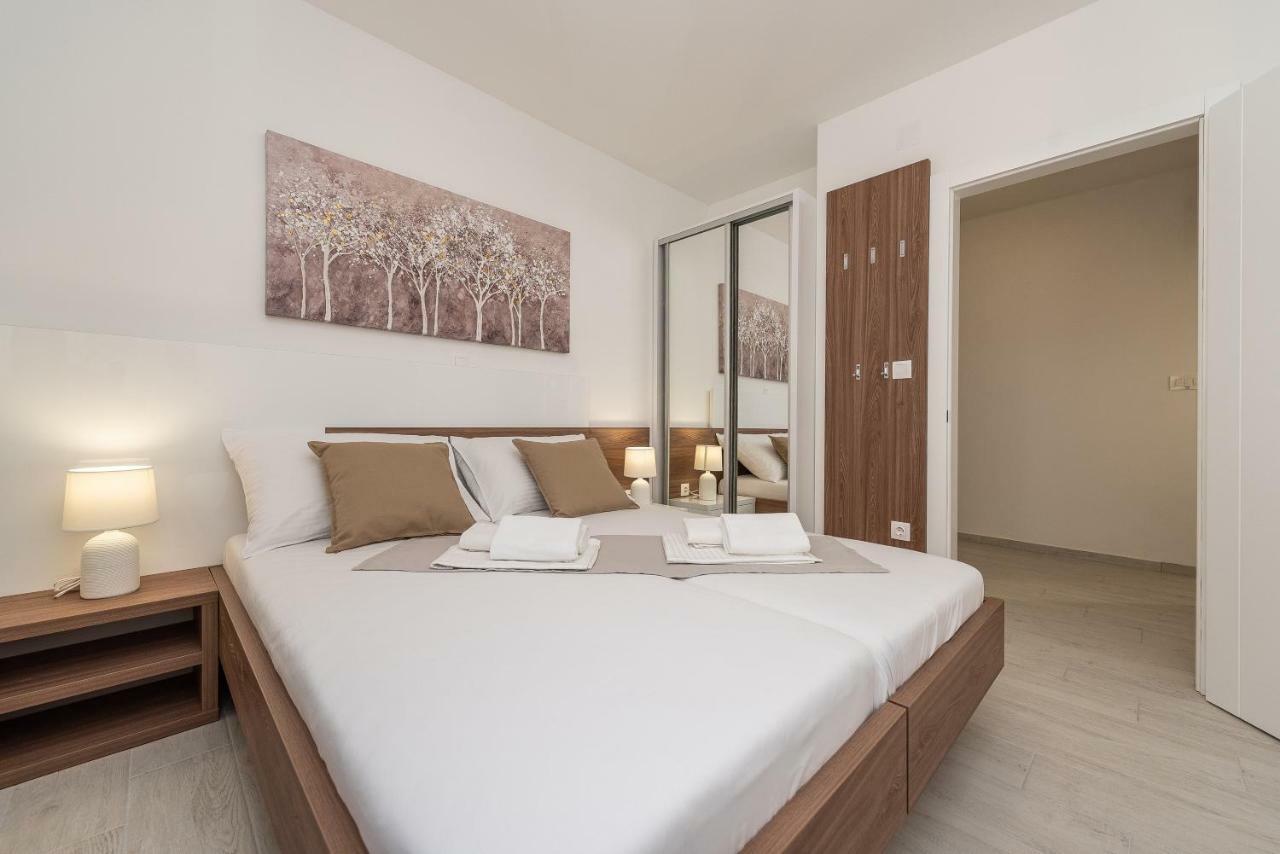 Apartments & Rooms Pool Villas Maris Новаля Екстериор снимка