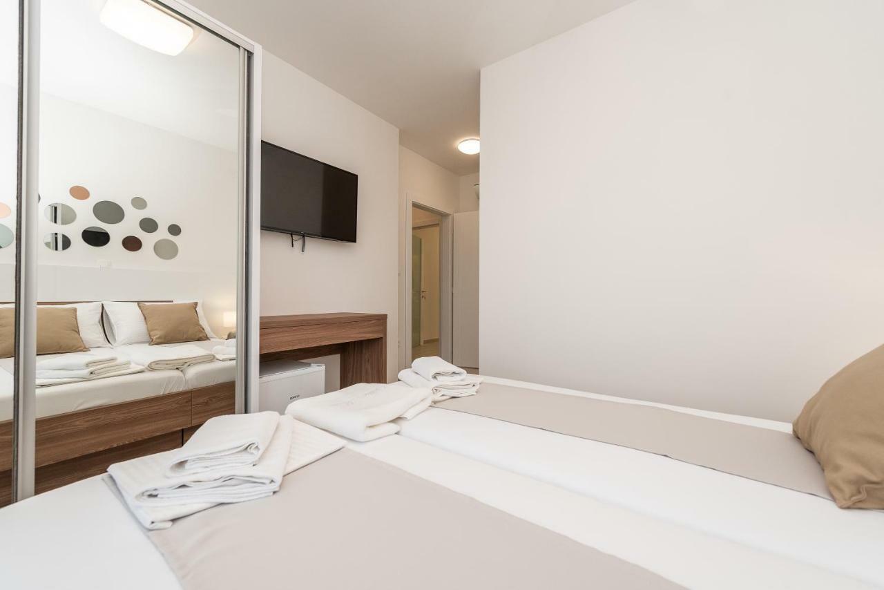 Apartments & Rooms Pool Villas Maris Новаля Екстериор снимка