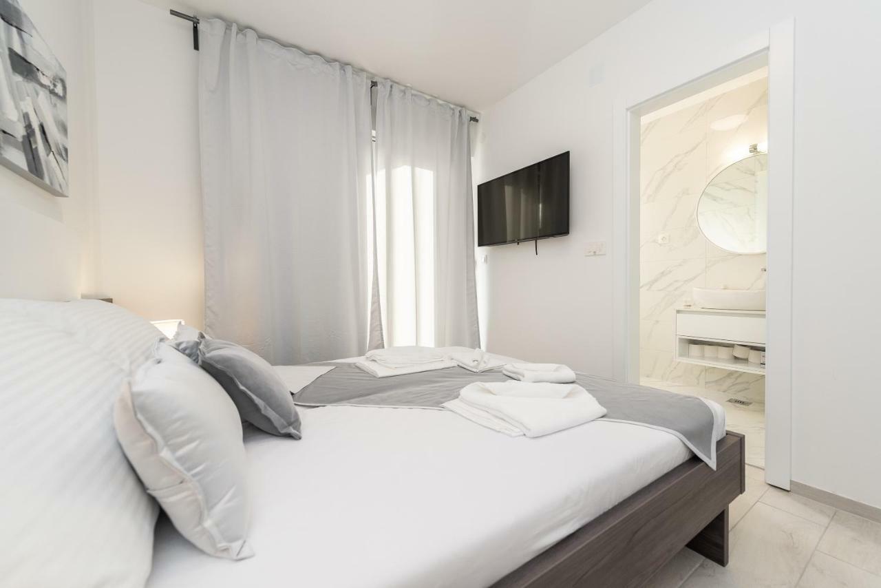 Apartments & Rooms Pool Villas Maris Новаля Екстериор снимка