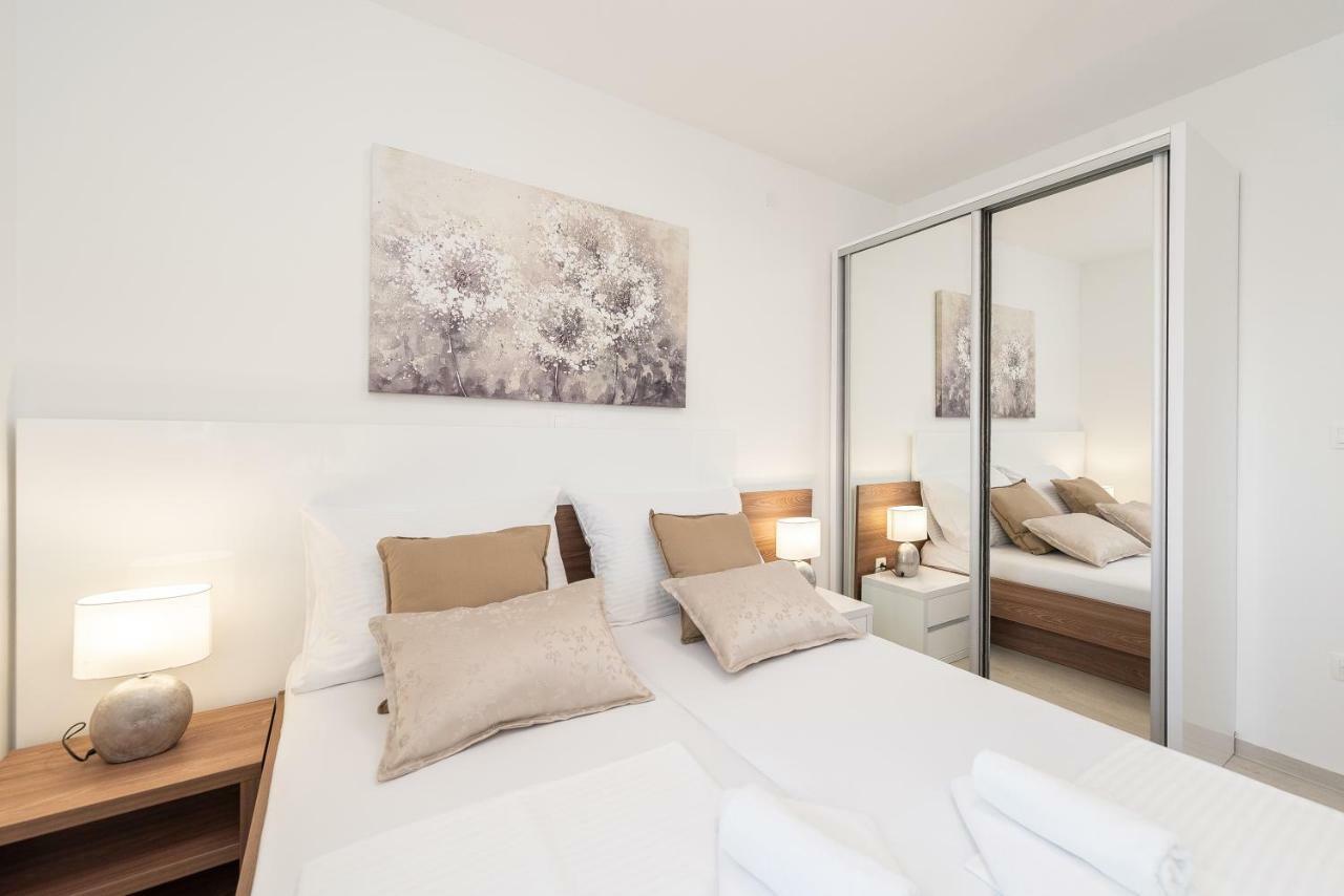 Apartments & Rooms Pool Villas Maris Новаля Екстериор снимка