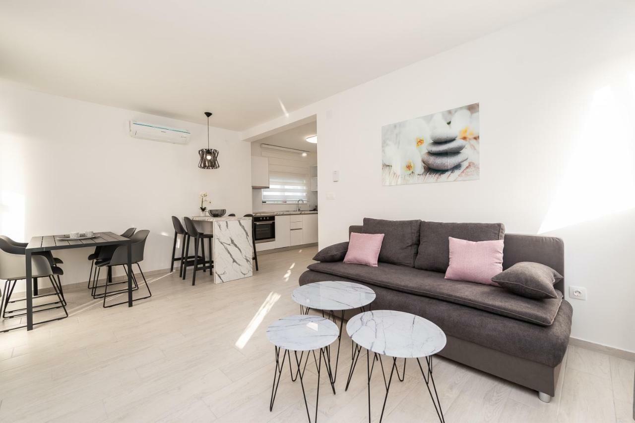 Apartments & Rooms Pool Villas Maris Новаля Екстериор снимка
