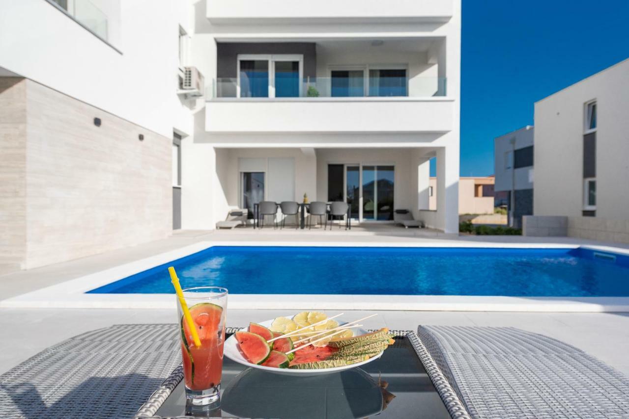 Apartments & Rooms Pool Villas Maris Новаля Екстериор снимка