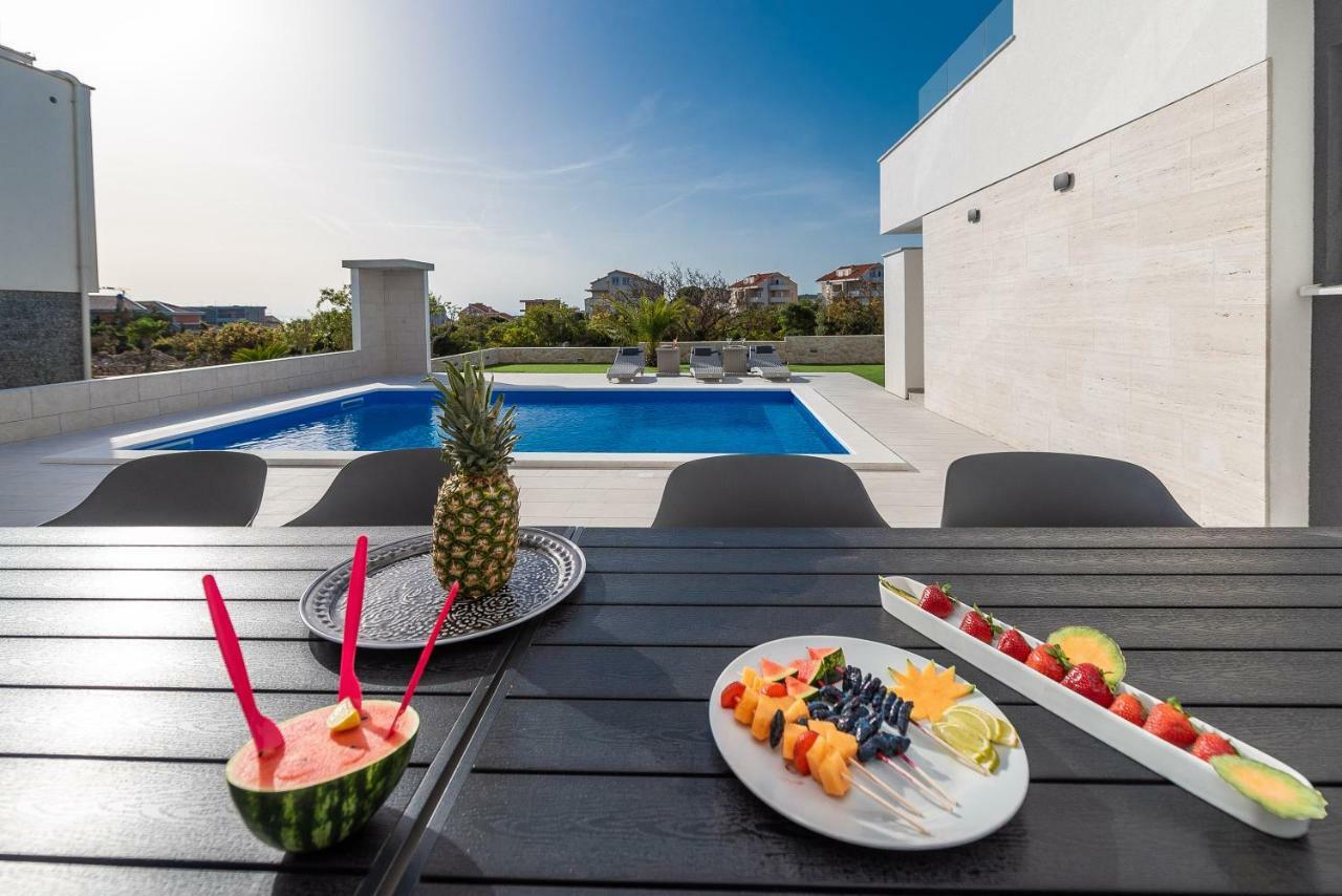 Apartments & Rooms Pool Villas Maris Новаля Екстериор снимка
