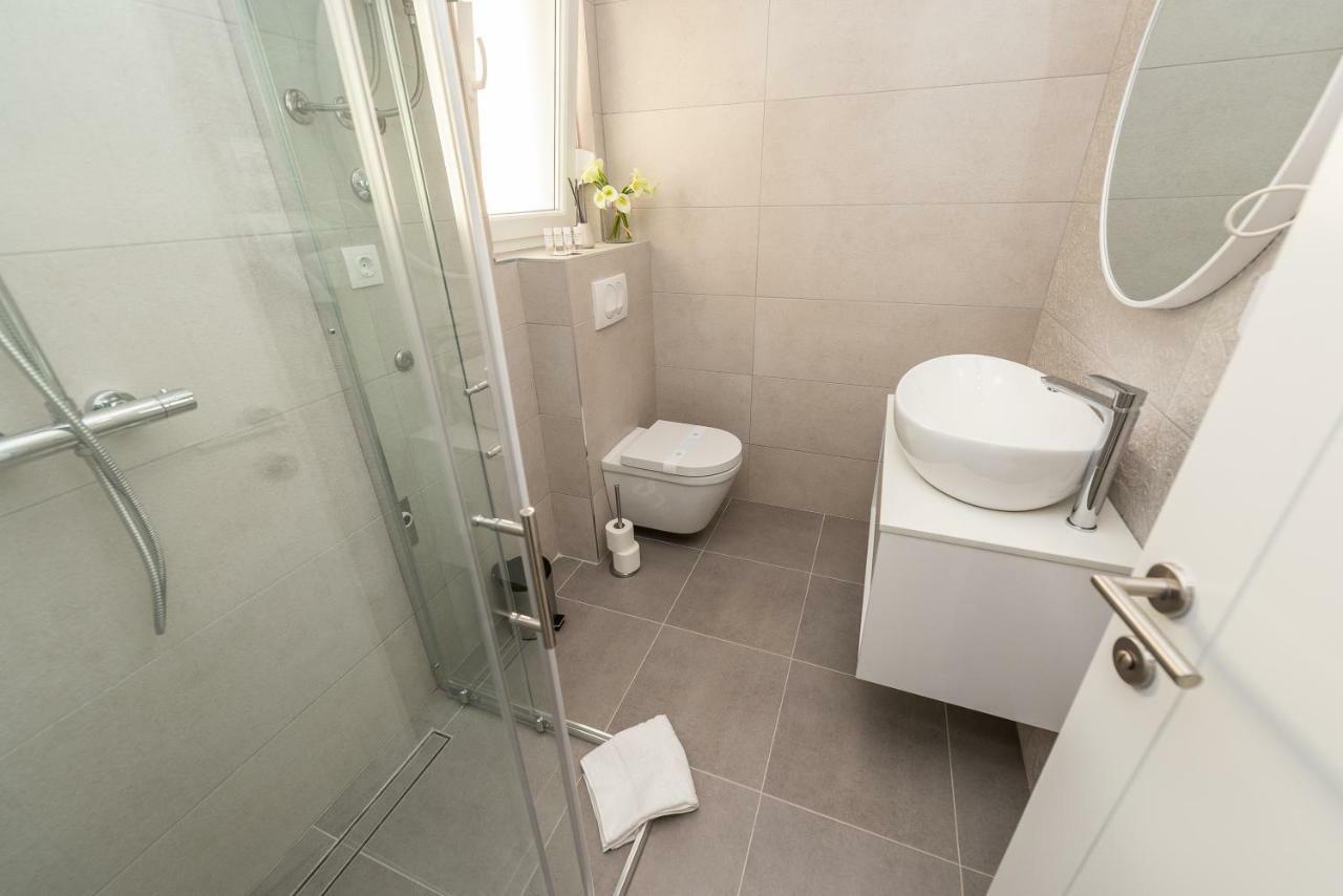 Apartments & Rooms Pool Villas Maris Новаля Екстериор снимка