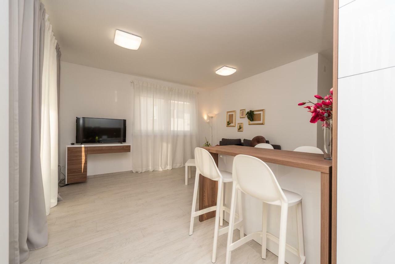 Apartments & Rooms Pool Villas Maris Новаля Екстериор снимка