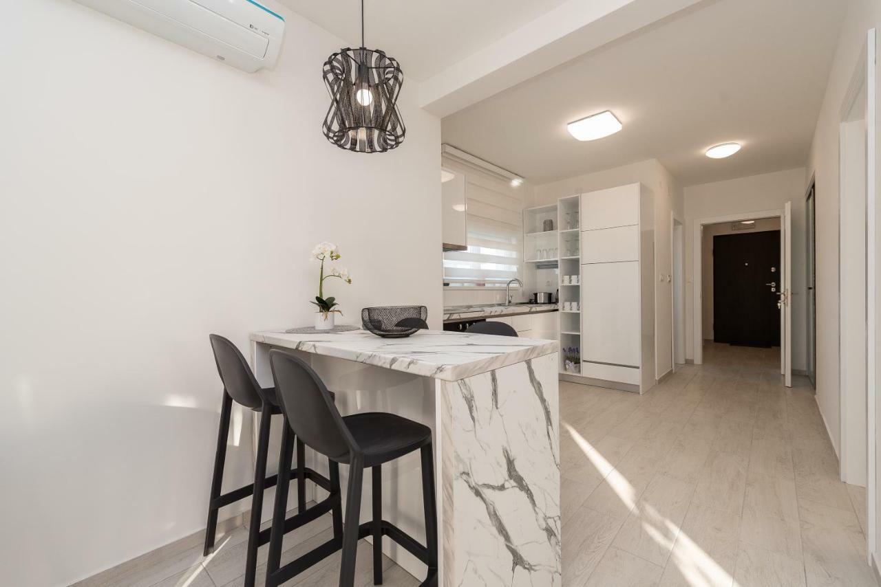 Apartments & Rooms Pool Villas Maris Новаля Екстериор снимка