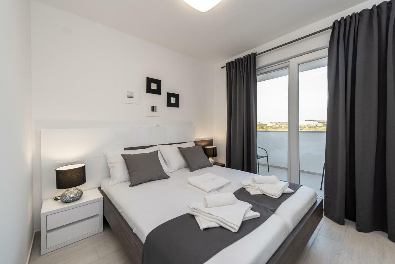 Apartments & Rooms Pool Villas Maris Новаля Екстериор снимка