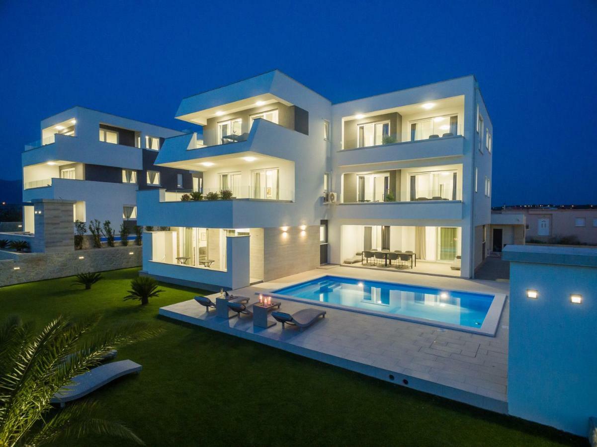 Apartments & Rooms Pool Villas Maris Новаля Екстериор снимка