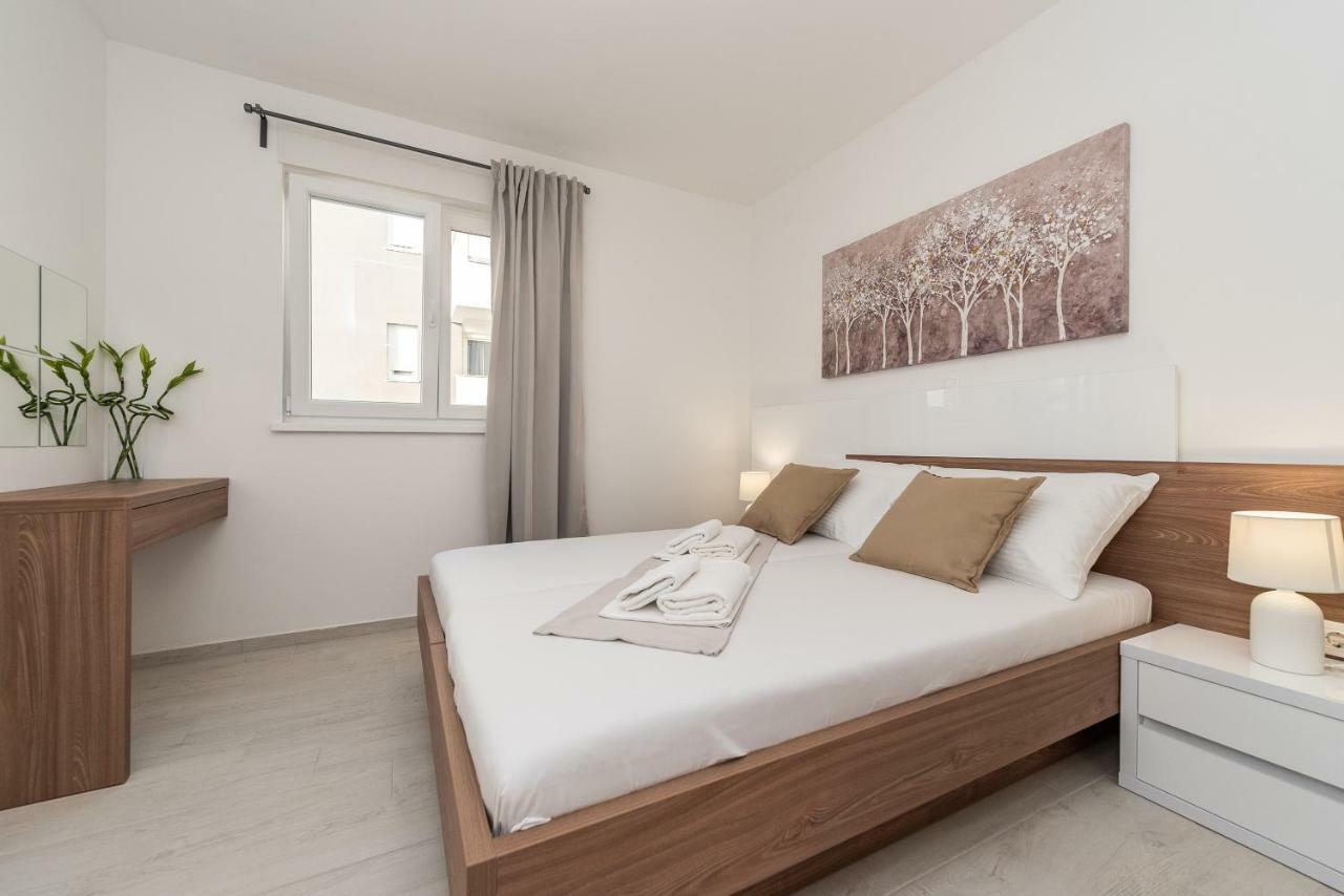 Apartments & Rooms Pool Villas Maris Новаля Екстериор снимка
