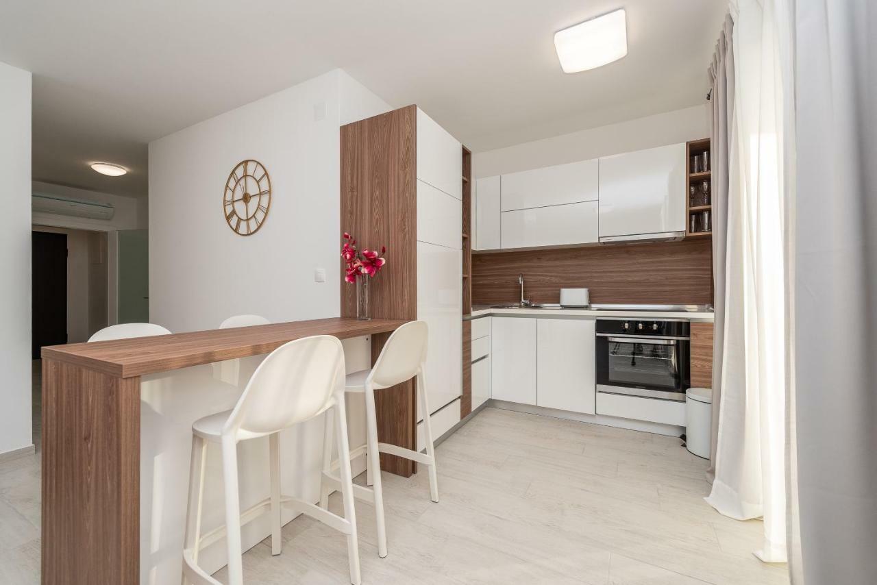 Apartments & Rooms Pool Villas Maris Новаля Екстериор снимка