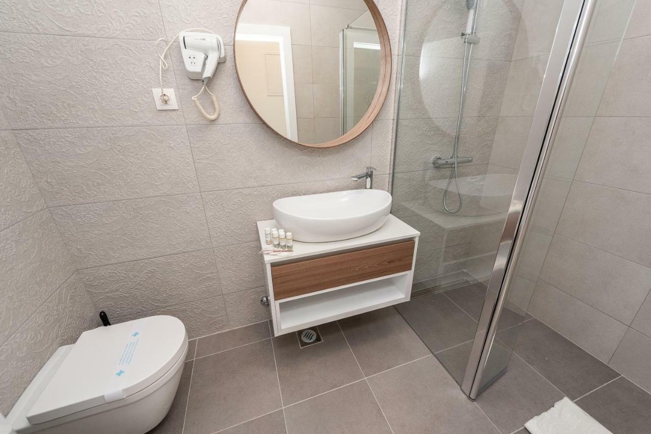 Apartments & Rooms Pool Villas Maris Новаля Екстериор снимка