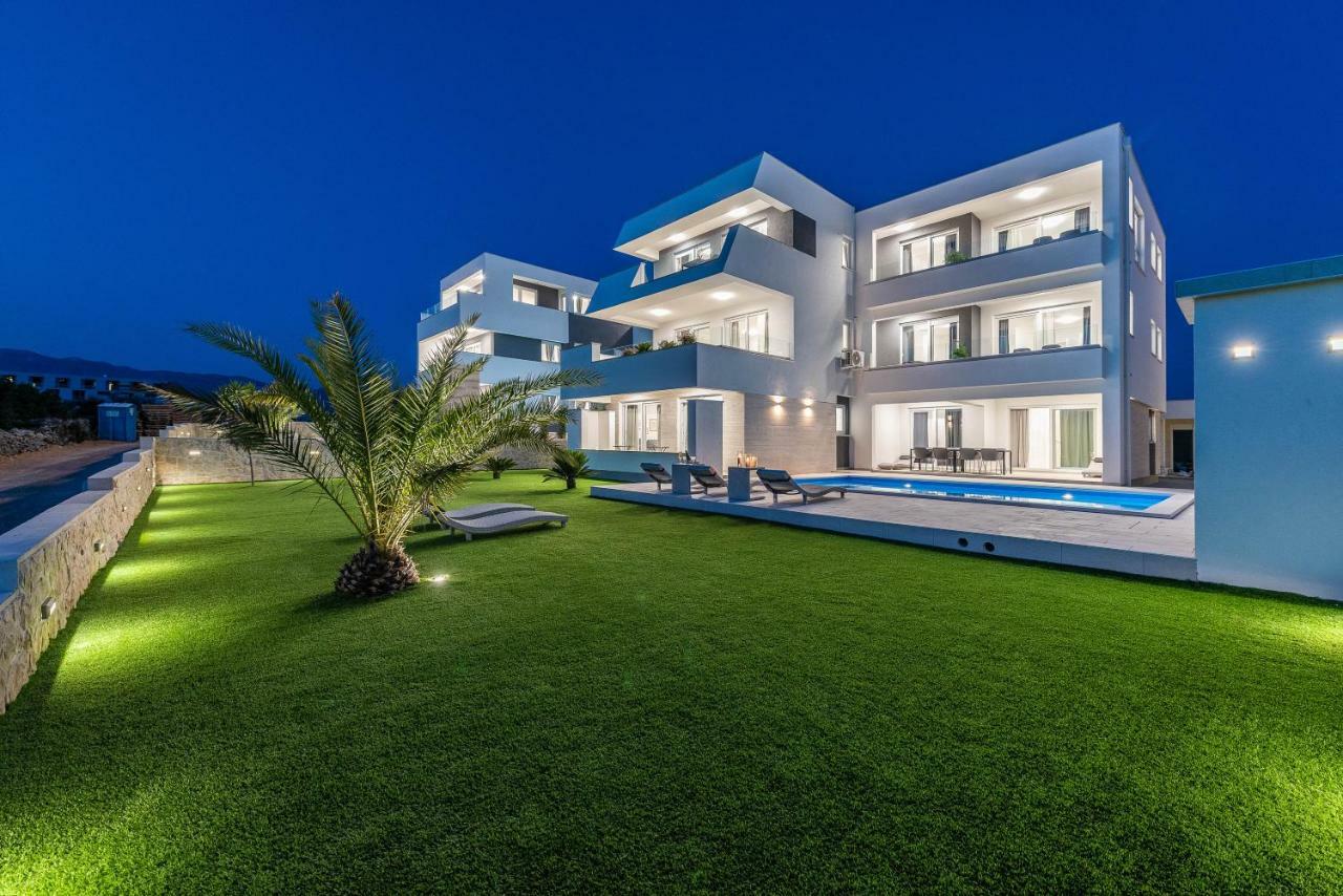 Apartments & Rooms Pool Villas Maris Новаля Екстериор снимка