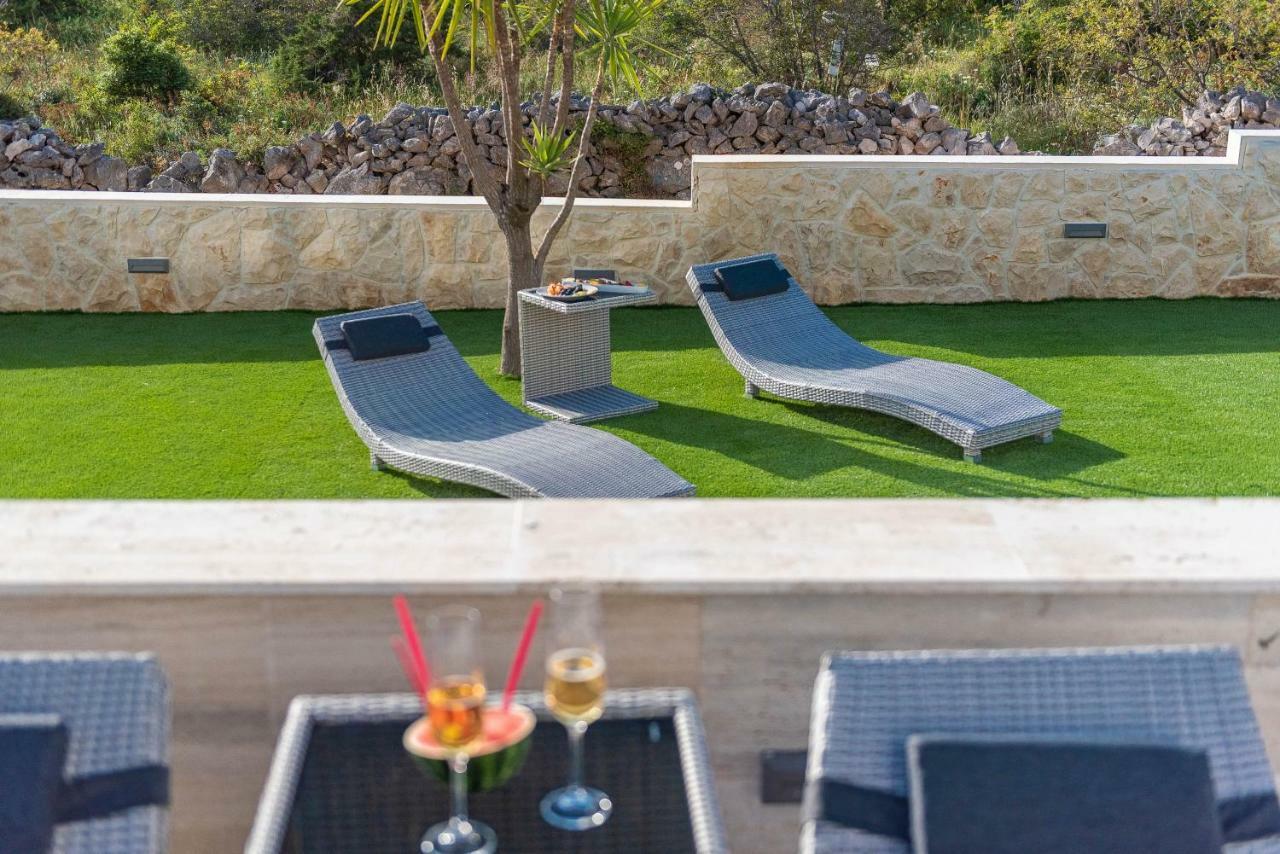 Apartments & Rooms Pool Villas Maris Новаля Екстериор снимка
