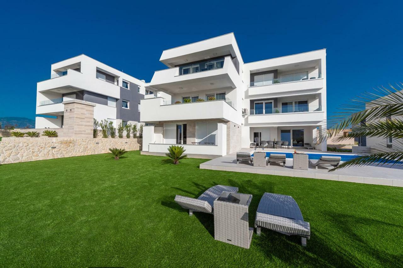 Apartments & Rooms Pool Villas Maris Новаля Екстериор снимка